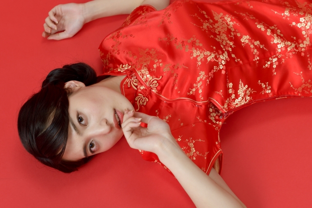 チャイナドレスの女性